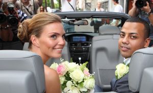 21-07-2010 SHOWBIZZ; KIM FEENSTRA TROUWT MET DJ MICHAEL MENDOZA BOUTERSE. Het 23 jarige model gaf in de kerk de Duif in Amsterdam het ja woord aan de DJ Michael Mendoza. De bruidsjurk was gemaakt door Monique Collignon.
foto.Albert den Iseger
