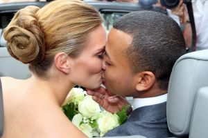 21-07-2010 SHOWBIZZ; KIM FEENSTRA TROUWT MET DJ MICHAEL MENDOZA BOUTERSE. Het 23 jarige model gaf in de kerk de Duif in Amsterdam het ja woord aan de DJ Michael Mendoza. De bruidsjurk was gemaakt door Monique Collignon.
foto.Albert den Iseger