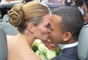 21-07-2010 SHOWBIZZ; KIM FEENSTRA TROUWT MET DJ MICHAEL MENDOZA BOUTERSE. Het 23 jarige model gaf in de kerk de Duif in Amsterdam het ja woord aan de DJ Michael Mendoza. De bruidsjurk was gemaakt door Monique Collignon.
foto.Albert den Iseger