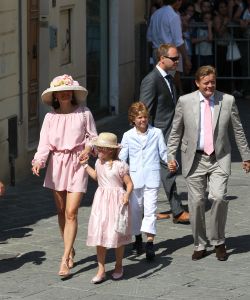 22-07-2010 SHOWBIZZ; HUWELIJK VAN YOLANTHE EN WESLEY SNEIJDER IN CASTELNUOVO BERARDENGA ITALIE. Het kleine dorpje midden in het prachtig Chianti gebied leek veel op Hollywood. Veel prominente voetballers waren aanwezig oa. Lamico Montari_Patrick Kluivert_Rafael van de Vaart_Pierre van Hooijdonk_Marco Branca_Christian Chivu en Cordoba. Nederlandse sterren waren oa. De gehele familie Froger_ Ivo Niehe_Mark van Eeuwen_Erik Kuster en Slivie van der Vaart. Rosanna Lima de huwelijksplanner van het gouden stel genoot van haar mooi uitgedachte huwelijksplan. Het was een waar sprookjes huwelijk in een te mooie omgeving. 
foto: Albert den Iseger.