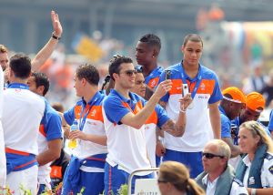 14-07-2010 SPORT:NEDERLANDS ELFSTAL GROOTST ONTHAALD IN AMSTERDAM. Meer dan 700.000 mensen waren naar Amsterdam gekomen om het WK team te omhelsen. Amsterdam was en bleef de gehele dag oranje gekleurd.
Het was feest met meer dan een gouden randje. De zilvervloot werd in Amsterdam goud gekleurd.
foto: Albert den Iseger.