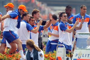 14-07-2010 SPORT:NEDERLANDS ELFSTAL GROOTST ONTHAALD IN AMSTERDAM. Meer dan 700.000 mensen waren naar Amsterdam gekomen om het WK team te omhelsen. Amsterdam was en bleef de gehele dag oranje gekleurd.
Het was feest met meer dan een gouden randje. De zilvervloot werd in Amsterdam goud gekleurd.
foto: Albert den Iseger.