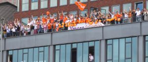 14-07-2010 SPORT:NEDERLANDS ELFSTAL GROOTST ONTHAALD IN AMSTERDAM. Meer dan 700.000 mensen waren naar Amsterdam gekomen om het WK team te omhelsen. Amsterdam was en bleef de gehele dag oranje gekleurd.
Het was feest met meer dan een gouden randje. De zilvervloot werd in Amsterdam goud gekleurd.
foto: Albert den Iseger.14-07-2010 SPORT:NEDERLANDS ELFSTAL GROOTST ONTHAALD IN AMSTERDAM. Meer dan 700.000 mensen waren naar Amsterdam gekomen om het WK team te omhelsen. Amsterdam was en bleef de gehele dag oranje gekleurd.
Het was feest met meer dan een gouden randje. De zilvervloot werd in Amsterdam goud gekleurd.
foto: Albert den Iseger.
