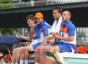 14-07-2010 SPORT:NEDERLANDS ELFSTAL GROOTST ONTHAALD IN AMSTERDAM. Meer dan 700.000 mensen waren naar Amsterdam gekomen om het WK team te omhelsen. Amsterdam was en bleef de gehele dag oranje gekleurd.
Het was feest met meer dan een gouden randje. De zilvervloot werd in Amsterdam goud gekleurd.
foto: Albert den Iseger.
