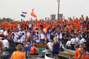 14-07-2010 SPORT:NEDERLANDS ELFSTAL GROOTST ONTHAALD IN AMSTERDAM. Meer dan 700.000 mensen waren naar Amsterdam gekomen om het WK team te omhelsen. Amsterdam was en bleef de gehele dag oranje gekleurd.
Het was feest met meer dan een gouden randje. De zilvervloot werd in Amsterdam goud gekleurd.
foto: Albert den Iseger.