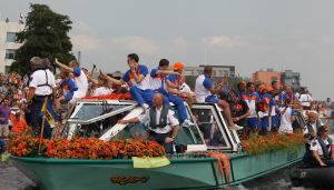 14-07-2010 SPORT:NEDERLANDS ELFSTAL GROOTST ONTHAALD IN AMSTERDAM. Meer dan 700.000 mensen waren naar Amsterdam gekomen om het WK team te omhelsen. Amsterdam was en bleef de gehele dag oranje gekleurd.
Het was feest met meer dan een gouden randje. De zilvervloot werd in Amsterdam goud gekleurd.
foto: Albert den Iseger.