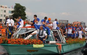 14-07-2010 SPORT:NEDERLANDS ELFSTAL GROOTST ONTHAALD IN AMSTERDAM. Meer dan 700.000 mensen waren naar Amsterdam gekomen om het WK team te omhelsen. Amsterdam was en bleef de gehele dag oranje gekleurd.
Het was feest met meer dan een gouden randje. De zilvervloot werd in Amsterdam goud gekleurd.
foto: Albert den Iseger.