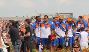 14-07-2010 SPORT:NEDERLANDS ELFSTAL GROOTST ONTHAALD IN AMSTERDAM. Meer dan 700.000 mensen waren naar Amsterdam gekomen om het WK team te omhelsen. Amsterdam was en bleef de gehele dag oranje gekleurd.
Het was feest met meer dan een gouden randje. De zilvervloot werd in Amsterdam goud gekleurd.
foto: Albert den Iseger.