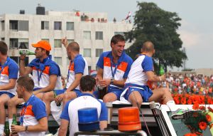14-07-2010 SPORT:NEDERLANDS ELFSTAL GROOTST ONTHAALD IN AMSTERDAM. Meer dan 700.000 mensen waren naar Amsterdam gekomen om het WK team te omhelsen. Amsterdam was en bleef de gehele dag oranje gekleurd.
Het was feest met meer dan een gouden randje. De zilvervloot werd in Amsterdam goud gekleurd.
foto: Albert den Iseger.