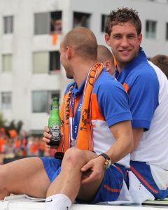 14-07-2010 SPORT:NEDERLANDS ELFSTAL GROOTST ONTHAALD IN AMSTERDAM. Meer dan 700.000 mensen waren naar Amsterdam gekomen om het WK team te omhelsen. Amsterdam was en bleef de gehele dag oranje gekleurd.
Het was feest met meer dan een gouden randje. De zilvervloot werd in Amsterdam goud gekleurd.
foto: Albert den Iseger.