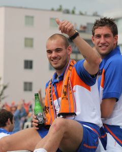 14-07-2010 SPORT:NEDERLANDS ELFSTAL GROOTST ONTHAALD IN AMSTERDAM. Meer dan 700.000 mensen waren naar Amsterdam gekomen om het WK team te omhelsen. Amsterdam was en bleef de gehele dag oranje gekleurd.
Het was feest met meer dan een gouden randje. De zilvervloot werd in Amsterdam goud gekleurd.
foto: Albert den Iseger.