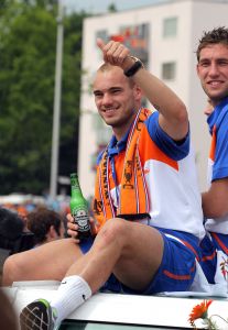 14-07-2010 SPORT:NEDERLANDS ELFSTAL GROOTST ONTHAALD IN AMSTERDAM. Meer dan 700.000 mensen waren naar Amsterdam gekomen om het WK team te omhelsen. Amsterdam was en bleef de gehele dag oranje gekleurd.
Het was feest met meer dan een gouden randje. De zilvervloot werd in Amsterdam goud gekleurd.
foto: Albert den Iseger.