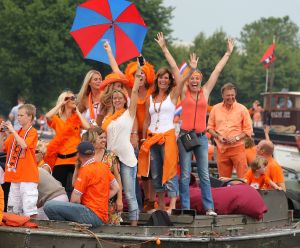 14-07-2010 SPORT:NEDERLANDS ELFSTAL GROOTST ONTHAALD IN AMSTERDAM. Meer dan 700.000 mensen waren naar Amsterdam gekomen om het WK team te omhelsen. Amsterdam was en bleef de gehele dag oranje gekleurd.
Het was feest met meer dan een gouden randje. De zilvervloot werd in Amsterdam goud gekleurd.
foto: Albert den Iseger.