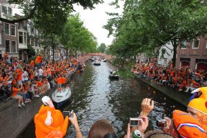 14-07-2010 SPORT:NEDERLANDS ELFSTAL GROOTST ONTHAALD IN AMSTERDAM. Meer dan 700.000 mensen waren naar Amsterdam gekomen om het WK team te omhelsen. Amsterdam was en bleef de gehele dag oranje gekleurd.
Het was feest met meer dan een gouden randje. De zilvervloot werd in Amsterdam goud gekleurd.
foto: Albert den Iseger.