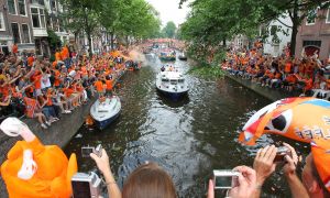 14-07-2010 SPORT:NEDERLANDS ELFSTAL GROOTST ONTHAALD IN AMSTERDAM. Meer dan 700.000 mensen waren naar Amsterdam gekomen om het WK team te omhelsen. Amsterdam was en bleef de gehele dag oranje gekleurd.
Het was feest met meer dan een gouden randje. De zilvervloot werd in Amsterdam goud gekleurd.
foto: Albert den Iseger.