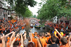 14-07-2010 SPORT:NEDERLANDS ELFSTAL GROOTST ONTHAALD IN AMSTERDAM. Meer dan 700.000 mensen waren naar Amsterdam gekomen om het WK team te omhelsen. Amsterdam was en bleef de gehele dag oranje gekleurd.
Het was feest met meer dan een gouden randje. De zilvervloot werd in Amsterdam goud gekleurd.
foto: Albert den Iseger.