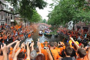 14-07-2010 SPORT:NEDERLANDS ELFSTAL GROOTST ONTHAALD IN AMSTERDAM. Meer dan 700.000 mensen waren naar Amsterdam gekomen om het WK team te omhelsen. Amsterdam was en bleef de gehele dag oranje gekleurd.
Het was feest met meer dan een gouden randje. De zilvervloot werd in Amsterdam goud gekleurd.
foto: Albert den Iseger.
