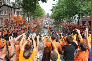14-07-2010 SPORT:NEDERLANDS ELFSTAL GROOTST ONTHAALD IN AMSTERDAM. Meer dan 700.000 mensen waren naar Amsterdam gekomen om het WK team te omhelsen. Amsterdam was en bleef de gehele dag oranje gekleurd.
Het was feest met meer dan een gouden randje. De zilvervloot werd in Amsterdam goud gekleurd.
foto: Albert den Iseger.