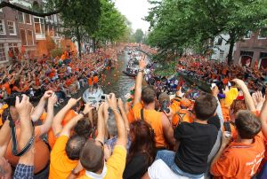 14-07-2010 SPORT:NEDERLANDS ELFSTAL GROOTST ONTHAALD IN AMSTERDAM. Meer dan 700.000 mensen waren naar Amsterdam gekomen om het WK team te omhelsen. Amsterdam was en bleef de gehele dag oranje gekleurd.
Het was feest met meer dan een gouden randje. De zilvervloot werd in Amsterdam goud gekleurd.
foto: Albert den Iseger.