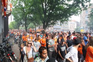 14-07-2010 SPORT:NEDERLANDS ELFSTAL GROOTST ONTHAALD IN AMSTERDAM. Meer dan 700.000 mensen waren naar Amsterdam gekomen om het WK team te omhelsen. Amsterdam was en bleef de gehele dag oranje gekleurd.
Het was feest met meer dan een gouden randje. De zilvervloot werd in Amsterdam goud gekleurd.
foto: Albert den Iseger.