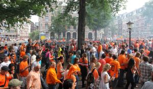 14-07-2010 SPORT:NEDERLANDS ELFSTAL GROOTST ONTHAALD IN AMSTERDAM. Meer dan 700.000 mensen waren naar Amsterdam gekomen om het WK team te omhelsen. Amsterdam was en bleef de gehele dag oranje gekleurd.
Het was feest met meer dan een gouden randje. De zilvervloot werd in Amsterdam goud gekleurd.
foto: Albert den Iseger.