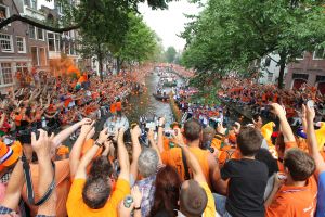 14-07-2010 SPORT:NEDERLANDS ELFSTAL GROOTST ONTHAALD IN AMSTERDAM. Meer dan 700.000 mensen waren naar Amsterdam gekomen om het WK team te omhelsen. Amsterdam was en bleef de gehele dag oranje gekleurd.
Het was feest met meer dan een gouden randje. De zilvervloot werd in Amsterdam goud gekleurd.
foto: Albert den Iseger.