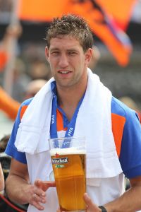 14-07-2010 SPORT:NEDERLANDS ELFSTAL GROOTST ONTHAALD IN AMSTERDAM. Meer dan 700.000 mensen waren naar Amsterdam gekomen om het WK team te omhelsen. Amsterdam was en bleef de gehele dag oranje gekleurd.
Het was feest met meer dan een gouden randje. De zilvervloot werd in Amsterdam goud gekleurd.
foto: Albert den Iseger.