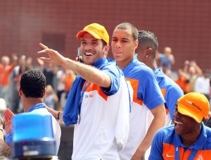 14-07-2010 SPORT:NEDERLANDS ELFSTAL GROOTST ONTHAALD IN AMSTERDAM. Meer dan 700.000 mensen waren naar Amsterdam gekomen om het WK team te omhelsen. Amsterdam was en bleef de gehele dag oranje gekleurd.
Het was feest met meer dan een gouden randje. De zilvervloot werd in Amsterdam goud gekleurd.
foto: Albert den Iseger.