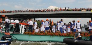 14-07-2010 SPORT:NEDERLANDS ELFSTAL GROOTST ONTHAALD IN AMSTERDAM. Meer dan 700.000 mensen waren naar Amsterdam gekomen om het WK team te omhelsen. Amsterdam was en bleef de gehele dag oranje gekleurd.
Het was feest met meer dan een gouden randje. De zilvervloot werd in Amsterdam goud gekleurd.
foto: Albert den Iseger.