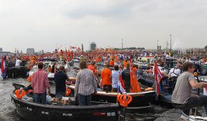 14-07-2010 SPORT:NEDERLANDS ELFSTAL GROOTST ONTHAALD IN AMSTERDAM. Meer dan 700.000 mensen waren naar Amsterdam gekomen om het WK team te omhelsen. Amsterdam was en bleef de gehele dag oranje gekleurd.
Het was feest met meer dan een gouden randje. De zilvervloot werd in Amsterdam goud gekleurd.
foto: Albert den Iseger.