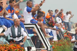 14-07-2010 SPORT:NEDERLANDS ELFSTAL GROOTST ONTHAALD IN AMSTERDAM. Meer dan 700.000 mensen waren naar Amsterdam gekomen om het WK team te omhelsen. Amsterdam was en bleef de gehele dag oranje gekleurd.
Het was feest met meer dan een gouden randje. De zilvervloot werd in Amsterdam goud gekleurd.
foto: Albert den Iseger.