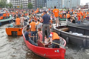 14-07-2010 SPORT:NEDERLANDS ELFSTAL GROOTST ONTHAALD IN AMSTERDAM. Meer dan 700.000 mensen waren naar Amsterdam gekomen om het WK team te omhelsen. Amsterdam was en bleef de gehele dag oranje gekleurd.
Het was feest met meer dan een gouden randje. De zilvervloot werd in Amsterdam goud gekleurd.
foto: Albert den Iseger.