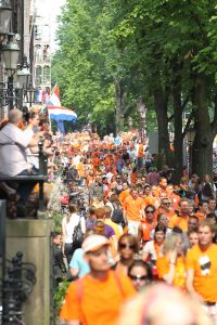 14-07-2010 SPORT:NEDERLANDS ELFSTAL GROOTST ONTHAALD IN AMSTERDAM. Meer dan 700.000 mensen waren naar Amsterdam gekomen om het WK team te omhelsen. Amsterdam was en bleef de gehele dag oranje gekleurd.
Het was feest met meer dan een gouden randje. De zilvervloot werd in Amsterdam goud gekleurd.
foto: Albert den Iseger.