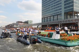 14-07-2010 SPORT:NEDERLANDS ELFSTAL GROOTST ONTHAALD IN AMSTERDAM. Meer dan 700.000 mensen waren naar Amsterdam gekomen om het WK team te omhelsen. Amsterdam was en bleef de gehele dag oranje gekleurd.
Het was feest met meer dan een gouden randje. De zilvervloot werd in Amsterdam goud gekleurd.
foto: Albert den Iseger.