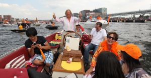14-07-2010 SPORT:NEDERLANDS ELFSTAL GROOTST ONTHAALD IN AMSTERDAM. Meer dan 700.000 mensen waren naar Amsterdam gekomen om het WK team te omhelsen. Amsterdam was en bleef de gehele dag oranje gekleurd.
Het was feest met meer dan een gouden randje. De zilvervloot werd in Amsterdam goud gekleurd.
foto: Albert den Iseger.