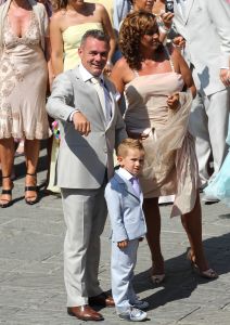 22-07-2010 SHOWBIZZ; HUWELIJK VAN YOLANTHE EN WESLEY SNEIJDER IN CASTELNUOVO BERARDENGA ITALIE. Het kleine dorpje midden in het prachtig Chianti gebied leek veel op Hollywood. Veel prominente voetballers waren aanwezig oa. Lamico Montari_Patrick Kluivert_Rafael van de Vaart_Pierre van Hooijdonk_Marco Branca_Christian Chivu en Cordoba. Nederlandse sterren waren oa. De gehele familie Froger_ Ivo Niehe_Mark van Eeuwen_Erik Kuster en Slivie van der Vaart. Rosanna Lima de huwelijksplanner van het gouden stel genoot van haar mooi uitgedachte huwelijksplan. Het was een waar sprookjes huwelijk in een te mooie omgeving.
foto: Albert den Iseger.