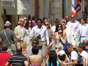 22-07-2010 SHOWBIZZ; HUWELIJK VAN YOLANTHE EN WESLEY SNEIJDER IN CASTELNUOVO BERARDENGA ITALIE. Het kleine dorpje midden in het prachtig Chianti gebied leek veel op Hollywood. Veel prominente voetballers waren aanwezig oa. Lamico Montari_Patrick Kluivert_Rafael van de Vaart_Pierre van Hooijdonk_Marco Branca_Christian Chivu en Cordoba. Nederlandse sterren waren oa. De gehele familie Froger_ Ivo Niehe_Mark van Eeuwen_Erik Kuster en Slivie van der Vaart. Rosanna Lima de huwelijksplanner van het gouden stel genoot van haar mooi uitgedachte huwelijksplan. Het was een waar sprookjes huwelijk in een te mooie omgeving.
foto: Albert den Iseger.