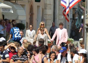 22-07-2010 SHOWBIZZ; HUWELIJK VAN YOLANTHE EN WESLEY SNEIJDER IN CASTELNUOVO BERARDENGA ITALIE. Het kleine dorpje midden in het prachtig Chianti gebied leek veel op Hollywood. Veel prominente voetballers waren aanwezig oa. Lamico Montari_Patrick Kluivert_Rafael van de Vaart_Pierre van Hooijdonk_Marco Branca_Christian Chivu en Cordoba. Nederlandse sterren waren oa. De gehele familie Froger_ Ivo Niehe_Mark van Eeuwen_Erik Kuster en Slivie van der Vaart. Rosanna Lima de huwelijksplanner van het gouden stel genoot van haar mooi uitgedachte huwelijksplan. Het was een waar sprookjes huwelijk in een te mooie omgeving.
foto: Albert den Iseger.