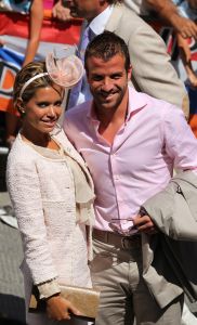 22-07-2010 SHOWBIZZ; HUWELIJK VAN YOLANTHE EN WESLEY SNEIJDER IN CASTELNUOVO BERARDENGA ITALIE. Het kleine dorpje midden in het prachtig Chianti gebied leek veel op Hollywood. Veel prominente voetballers waren aanwezig oa. Lamico Montari_Patrick Kluivert_Rafael van de Vaart_Pierre van Hooijdonk_Marco Branca_Christian Chivu en Cordoba. Nederlandse sterren waren oa. De gehele familie Froger_ Ivo Niehe_Mark van Eeuwen_Erik Kuster en Slivie van der Vaart. Rosanna Lima de huwelijksplanner van het gouden stel genoot van haar mooi uitgedachte huwelijksplan. Het was een waar sprookjes huwelijk in een te mooie omgeving. 
foto: Albert den Iseger.