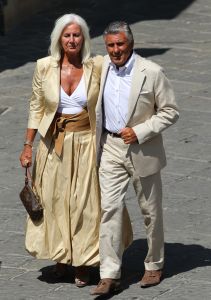 22-07-2010 SHOWBIZZ; HUWELIJK VAN YOLANTHE EN WESLEY SNEIJDER IN CASTELNUOVO BERARDENGA ITALIE. Het kleine dorpje midden in het prachtig Chianti gebied leek veel op Hollywood. Veel prominente voetballers waren aanwezig oa. Lamico Montari_Patrick Kluivert_Rafael van de Vaart_Pierre van Hooijdonk_Marco Branca_Christian Chivu en Cordoba. Nederlandse sterren waren oa. De gehele familie Froger_ Ivo Niehe_Mark van Eeuwen_Erik Kuster en Slivie van der Vaart. Rosanna Lima de huwelijksplanner van het gouden stel genoot van haar mooi uitgedachte huwelijksplan. Het was een waar sprookjes huwelijk in een te mooie omgeving. 
foto: Albert den Iseger.