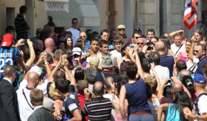22-07-2010 SHOWBIZZ; HUWELIJK VAN YOLANTHE EN WESLEY SNEIJDER IN CASTELNUOVO BERARDENGA ITALIE. Het kleine dorpje midden in het prachtig Chianti gebied leek veel op Hollywood. Veel prominente voetballers waren aanwezig oa. Lamico Montari_Patrick Kluivert_Rafael van de Vaart_Pierre van Hooijdonk_Marco Branca_Christian Chivu en Cordoba. Nederlandse sterren waren oa. De gehele familie Froger_ Ivo Niehe_Mark van Eeuwen_Erik Kuster en Slivie van der Vaart. Rosanna Lima de huwelijksplanner van het gouden stel genoot van haar mooi uitgedachte huwelijksplan. Het was een waar sprookjes huwelijk in een te mooie omgeving.
foto: Albert den Iseger.