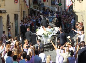 22-07-2010 SHOWBIZZ; HUWELIJK VAN YOLANTHE EN WESLEY SNEIJDER IN CASTELNUOVO BERARDENGA ITALIE. Het kleine dorpje midden in het prachtig Chianti gebied leek veel op Hollywood. Veel prominente voetballers waren aanwezig oa. Lamico Montari_Patrick Kluivert_Rafael van de Vaart_Pierre van Hooijdonk_Marco Branca_Christian Chivu en Cordoba. Nederlandse sterren waren oa. De gehele familie Froger_ Ivo Niehe_Mark van Eeuwen_Erik Kuster en Slivie van der Vaart. Rosanna Lima de huwelijksplanner van het gouden stel genoot van haar mooi uitgedachte huwelijksplan. Het was een waar sprookjes huwelijk in een te mooie omgeving. 
foto: Albert den Iseger.