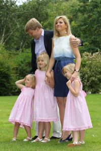 08-07-2010 KONINKLIJK HUIS;  FOTOSESSIE  KONINKLIJK HUIS IN TEKEN VAN ORANJE. Wij waren afgelopen maandag weer verzameld in Wassenaar voor de jaarlijkse fotosessie met het gezin van de kroonprins. Als decor dit maal de villa van Willem Alexander en Maxima. De prinsesjes gingen direct voetballen en Amalia blaasde een toontje lager op de oranje toeter.Daarna poseerde de gehele familie op de diverse lokaties in hun prachtige tuin.
foto: Albert den Iseger.