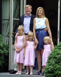 08-07-2010 KONINKLIJK HUIS;  FOTOSESSIE  KONINKLIJK HUIS IN TEKEN VAN ORANJE. Wij waren afgelopen maandag weer verzameld in Wassenaar voor de jaarlijkse fotosessie met het gezin van de kroonprins. Als decor dit maal de villa van Willem Alexander en Maxima. De prinsesjes gingen direct voetballen en Amalia blaasde een toontje lager op de oranje toeter.Daarna poseerde de gehele familie op de diverse lokaties in hun prachtige tuin.
foto: Albert den Iseger.