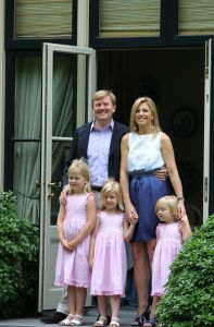08-07-2010 KONINKLIJK HUIS;  FOTOSESSIE  KONINKLIJK HUIS IN TEKEN VAN ORANJE. Wij waren afgelopen maandag weer verzameld in Wassenaar voor de jaarlijkse fotosessie met het gezin van de kroonprins. Als decor dit maal de villa van Willem Alexander en Maxima. De prinsesjes gingen direct voetballen en Amalia blaasde een toontje lager op de oranje toeter.Daarna poseerde de gehele familie op de diverse lokaties in hun prachtige tuin.
foto: Albert den Iseger.