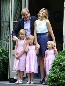 08-07-2010 KONINKLIJK HUIS;  FOTOSESSIE  KONINKLIJK HUIS IN TEKEN VAN ORANJE. Wij waren afgelopen maandag weer verzameld in Wassenaar voor de jaarlijkse fotosessie met het gezin van de kroonprins. Als decor dit maal de villa van Willem Alexander en Maxima. De prinsesjes gingen direct voetballen en Amalia blaasde een toontje lager op de oranje toeter.Daarna poseerde de gehele familie op de diverse lokaties in hun prachtige tuin.
foto: Albert den Iseger.08-07-2010 KONINKLIJK HUIS;  FOTOSESSIE  KONINKLIJK HUIS IN TEKEN VAN ORANJE. Wij waren afgelopen maandag weer verzameld in Wassenaar voor de jaarlijkse fotosessie met het gezin van de kroonprins. Als decor dit maal de villa van Willem Alexander en Maxima. De prinsesjes gingen direct voetballen en Amalia blaasde een toontje lager op de oranje toeter.Daarna poseerde de gehele familie op de diverse lokaties in hun prachtige tuin.
foto: Albert den Iseger.