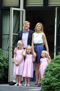 08-07-2010 KONINKLIJK HUIS;  FOTOSESSIE  KONINKLIJK HUIS IN TEKEN VAN ORANJE. Wij waren afgelopen maandag weer verzameld in Wassenaar voor de jaarlijkse fotosessie met het gezin van de kroonprins. Als decor dit maal de villa van Willem Alexander en Maxima. De prinsesjes gingen direct voetballen en Amalia blaasde een toontje lager op de oranje toeter.Daarna poseerde de gehele familie op de diverse lokaties in hun prachtige tuin.
foto: Albert den Iseger.