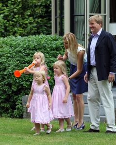 08-07-2010 KONINKLIJK HUIS;  FOTOSESSIE  KONINKLIJK HUIS IN TEKEN VAN ORANJE. Wij waren afgelopen maandag weer verzameld in Wassenaar voor de jaarlijkse fotosessie met het gezin van de kroonprins. Als decor dit maal de villa van Willem Alexander en Maxima. De prinsesjes gingen direct voetballen en Amalia blaasde een toontje lager op de oranje toeter.Daarna poseerde de gehele familie op de diverse lokaties in hun prachtige tuin.
foto: Albert den Iseger.