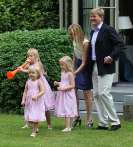 08-07-2010 KONINKLIJK HUIS;  FOTOSESSIE  KONINKLIJK HUIS IN TEKEN VAN ORANJE. Wij waren afgelopen maandag weer verzameld in Wassenaar voor de jaarlijkse fotosessie met het gezin van de kroonprins. Als decor dit maal de villa van Willem Alexander en Maxima. De prinsesjes gingen direct voetballen en Amalia blaasde een toontje lager op de oranje toeter.Daarna poseerde de gehele familie op de diverse lokaties in hun prachtige tuin.
foto: Albert den Iseger.