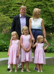 08-07-2010 KONINKLIJK HUIS;  FOTOSESSIE  KONINKLIJK HUIS IN TEKEN VAN ORANJE. Wij waren afgelopen maandag weer verzameld in Wassenaar voor de jaarlijkse fotosessie met het gezin van de kroonprins. Als decor dit maal de villa van Willem Alexander en Maxima. De prinsesjes gingen direct voetballen en Amalia blaasde een toontje lager op de oranje toeter.Daarna poseerde de gehele familie op de diverse lokaties in hun prachtige tuin.
foto: Albert den Iseger.